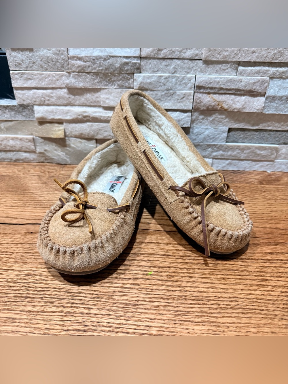 Minnetonka Moccasin Women’s Leather Suede Slip On Flats Slipper Size 6M Tan